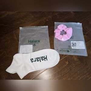 HALARA White Ankle Socks And Scrunchie